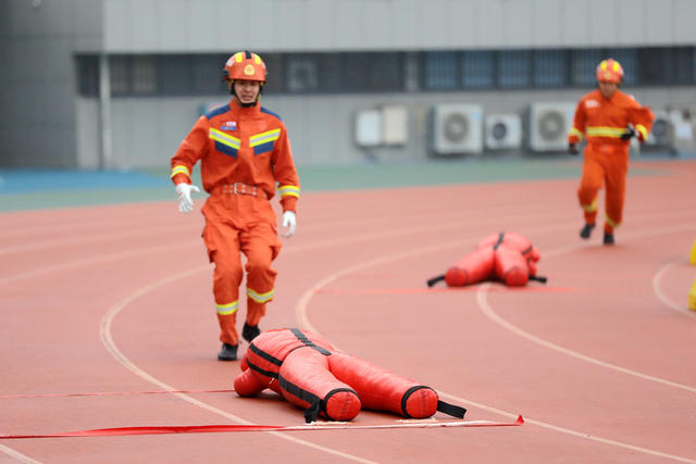冬训,消防员,模拟假人