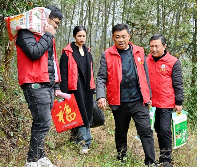 穷在深山有远亲 