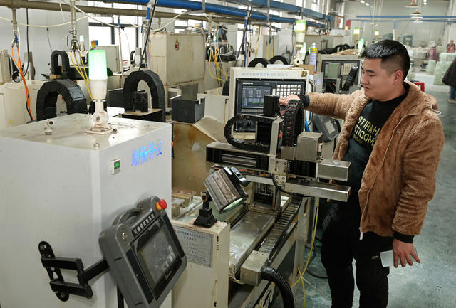 订单产品  生产  企业  车间 光学玻璃 员工 工业  年末忙生产 工业园区  赶订単