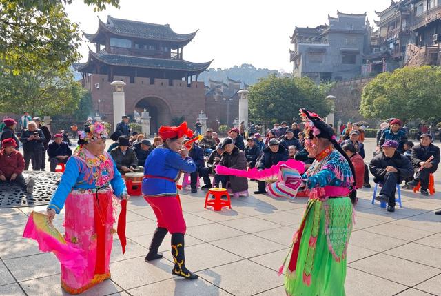 凤凰  从文广场  老年人 茶灯戏
天气晴好  公园 广场  传统阳戏 傩堂戏  茶灯戏   市民 驻足观赏