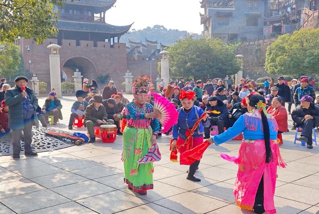 凤凰  从文广场  老年人 茶灯戏
天气晴好  公园 广场  传统阳戏 傩堂戏  茶灯戏   市民 驻足观赏