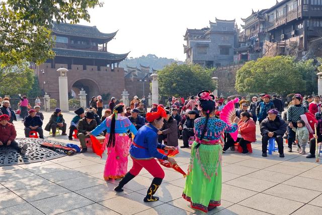 凤凰  从文广场  老年人 茶灯戏
天气晴好  公园 广场  传统阳戏 傩堂戏  茶灯戏   市民 驻足观赏