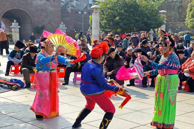 凤凰  从文广场  老年人 茶灯戏
天气晴好  公园 广场  传统阳戏 傩堂戏  茶灯戏   市民 驻足观赏