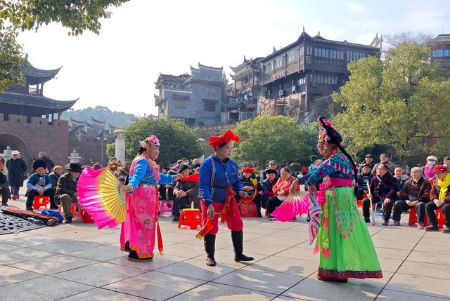 凤凰  从文广场  老年人 茶灯戏
天气晴好  公园 广场  传统阳戏 傩堂戏  茶灯戏   市民 驻足观赏