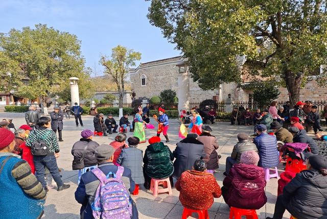 凤凰  从文广场  老年人 茶灯戏
天气晴好  公园 广场  传统阳戏 傩堂戏  茶灯戏   市民 驻足观赏