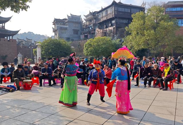 凤凰  从文广场  老年人 茶灯戏
天气晴好  公园 广场  传统阳戏 傩堂戏  茶灯戏   市民 驻足观赏