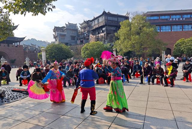 凤凰  从文广场  老年人 茶灯戏
天气晴好  公园 广场  传统阳戏 傩堂戏  茶灯戏   市民 驻足观赏