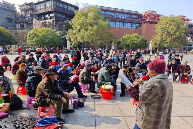 凤凰  从文广场  老年人 茶灯戏
天气晴好  公园 广场  传统阳戏 傩堂戏  茶灯戏   市民 驻足观赏