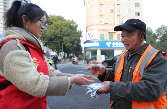 寒冬 环卫工人 志愿者 温暖 御寒