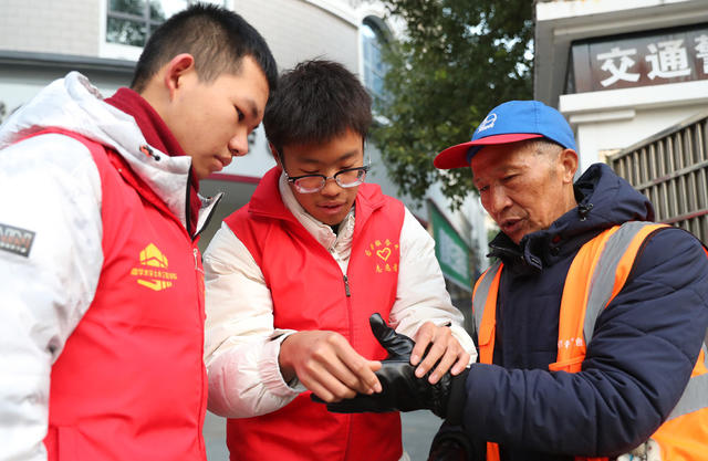 寒冬 环卫工人 志愿者 温暖 御寒