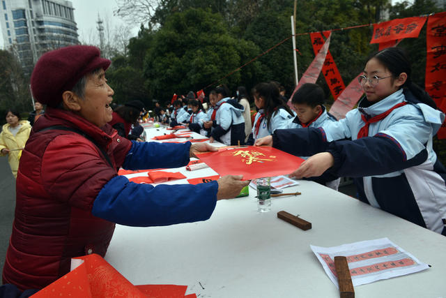 师生 书法 楹联 义务 市民 社区 赠送