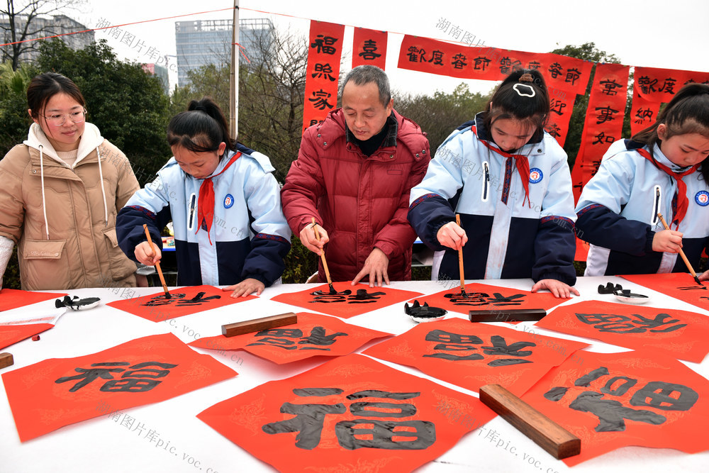 师生 书法 楹联 义务 市民 社区 赠送