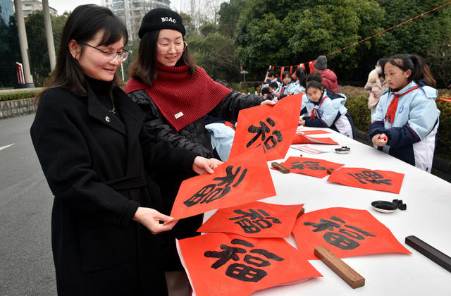 师生 书法 楹联 义务 市民 社区 赠送
