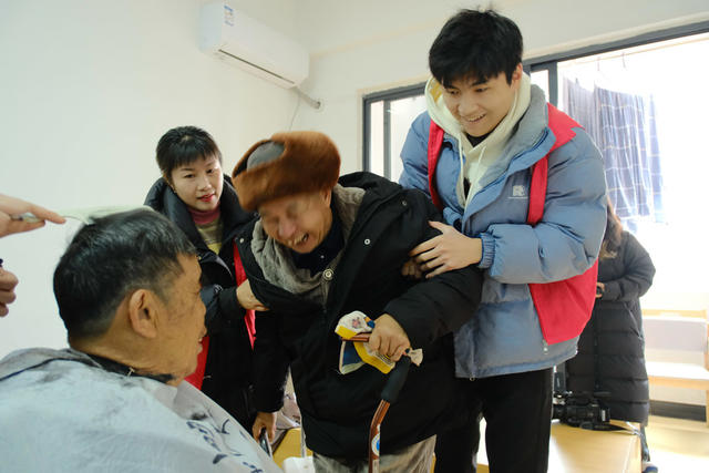 失能失智老人 养老
志愿者 义剪 理发