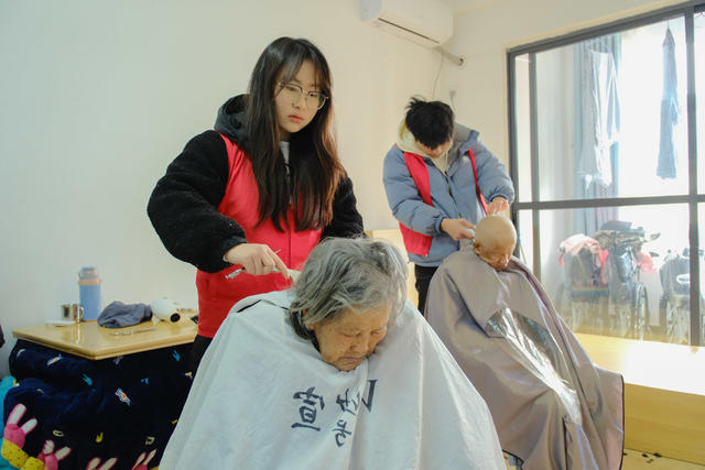 失能失智老人 养老
志愿者 义剪 理发