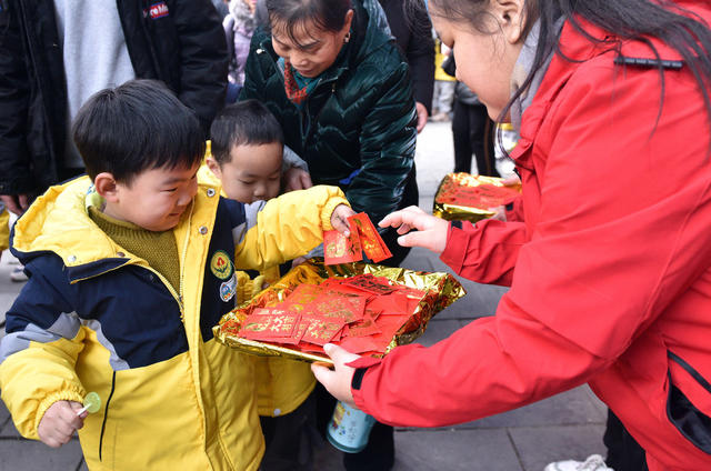 赶集 萌娃 迎新年 民俗