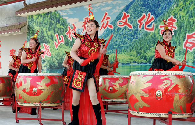 耍狮 击鼓 迎新年 农村 文化 喜庆 文化志愿者 喜迎元旦 文艺 