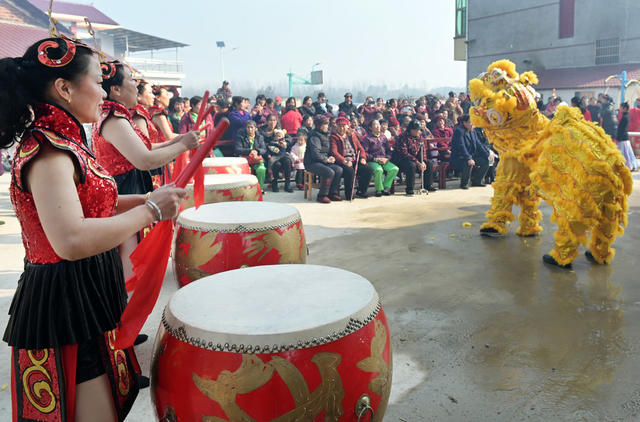 耍狮 击鼓 迎新年 农村 文化 喜庆 文化志愿者 喜迎元旦 文艺 