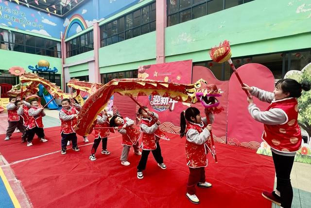 “幼”见元旦 喜迎龙年”
