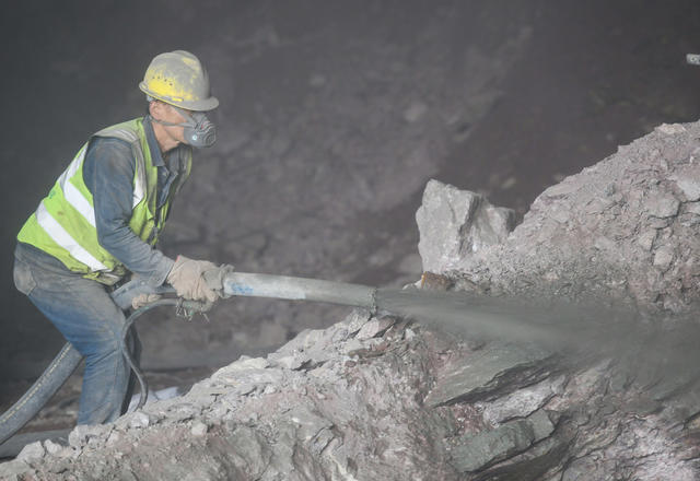 交通  隧道  元旦  岗位  坚守
