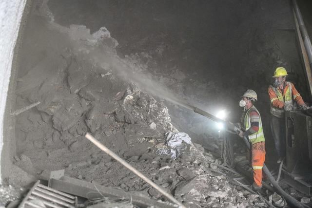 交通  隧道  元旦  岗位  坚守