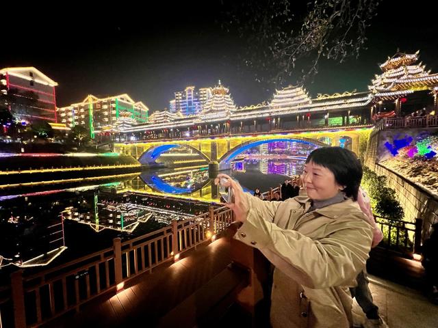 侗乡夜色醉游人
