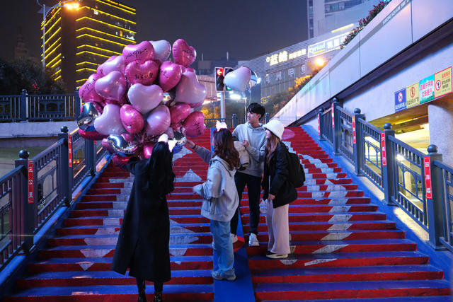 买汽球 ，迎新年