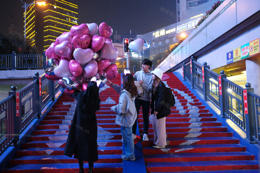 买汽球 ，迎新年