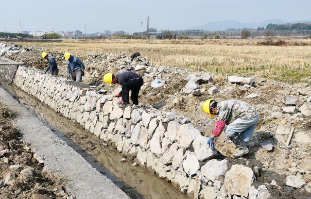 坚守岗位迎新年