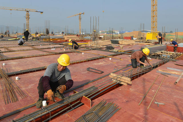 假日工地 一片繁忙