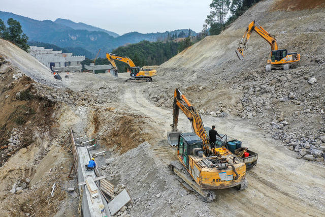 湖南 湘西 节日 元旦 岗位 坚守 公路 建设