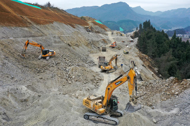 湖南 湘西 节日 元旦 岗位 坚守 公路 建设