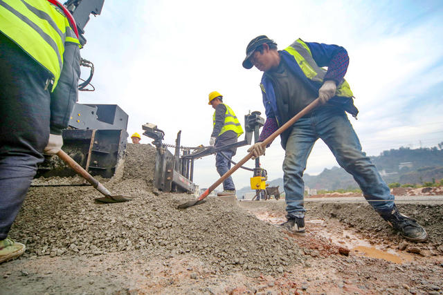 湖南 湘西 节日 元旦 岗位 坚守 公路 建设