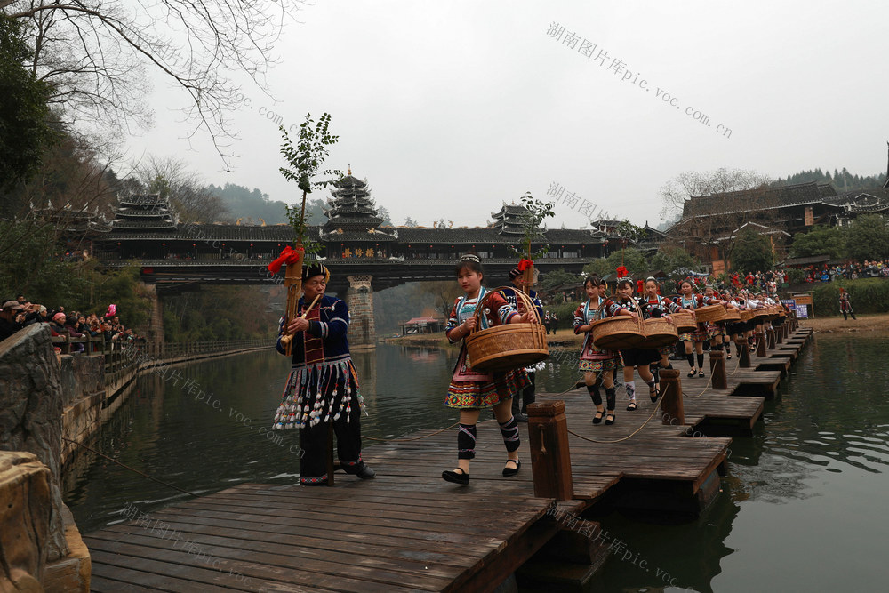 元旦 假日 民俗 侗寨 传统 活动 游客  实现 旅游 “开门红”