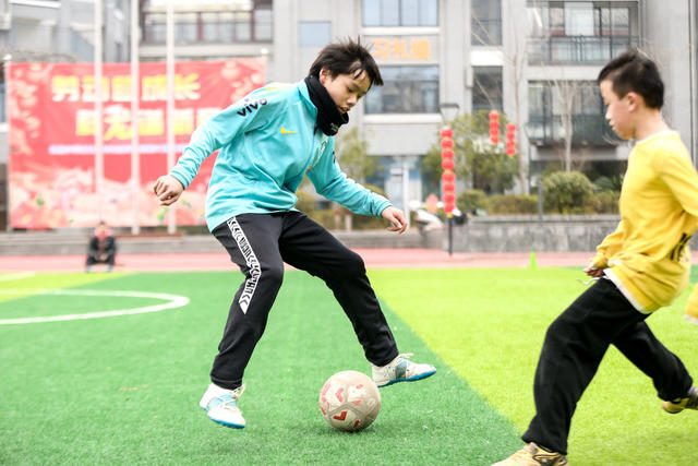 乐享假期 足球运动 青少年足球 足球乐趣 新年 绿茵场