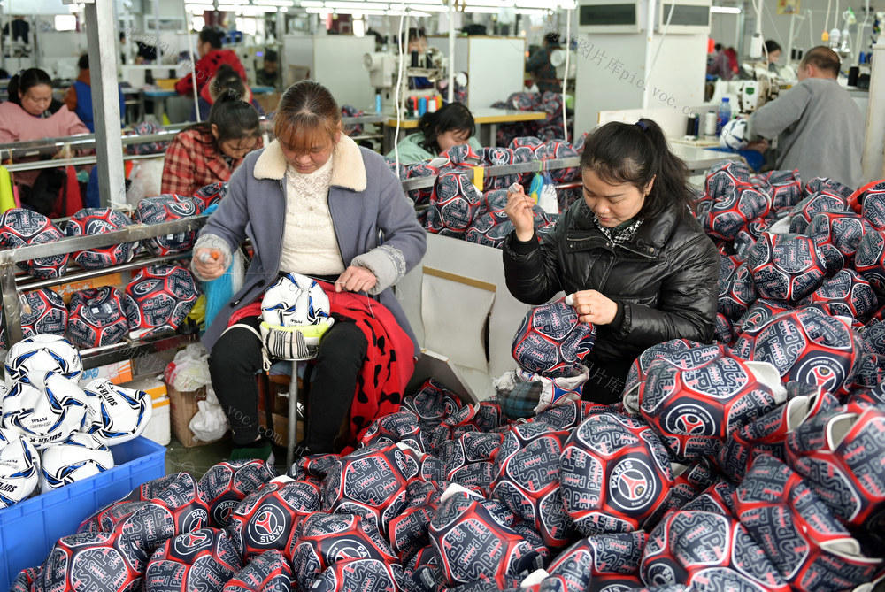 元旦 新年在岗 生产 工业 企业 球 开门红 经济 工业园区 工人 订单
