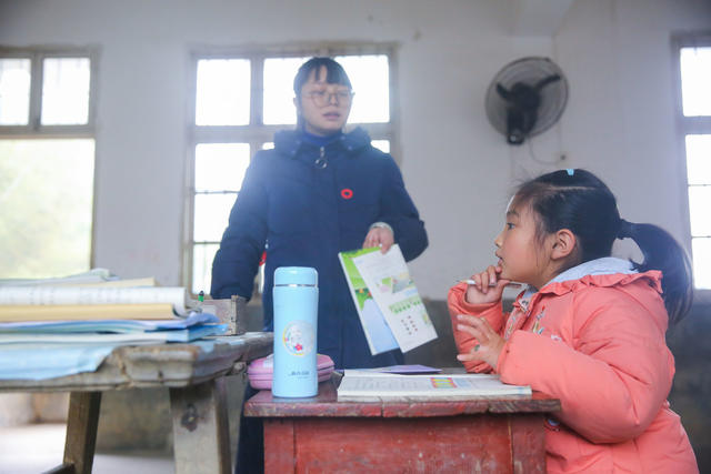 教学点 坚守 教师 教育移民 村小学 教师初心 优化中小学幼儿园布局 优化学校布局 教育