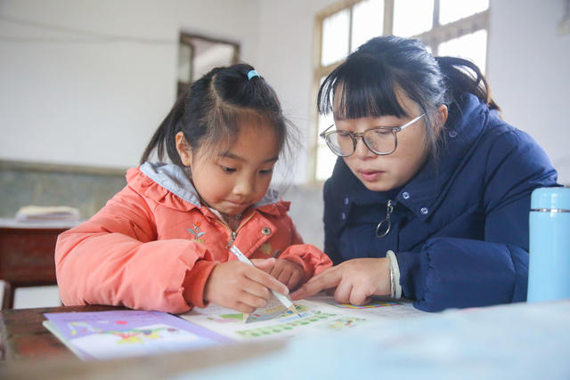教学点 坚守 教师 教育移民 村小学 教师初心 优化中小学幼儿园布局 优化学校布局 教育