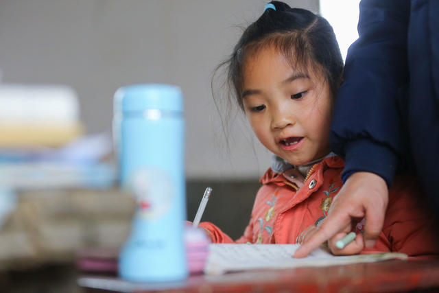 教学点 坚守 教师 教育移民 村小学 教师初心 优化中小学幼儿园布局 优化学校布局 教育