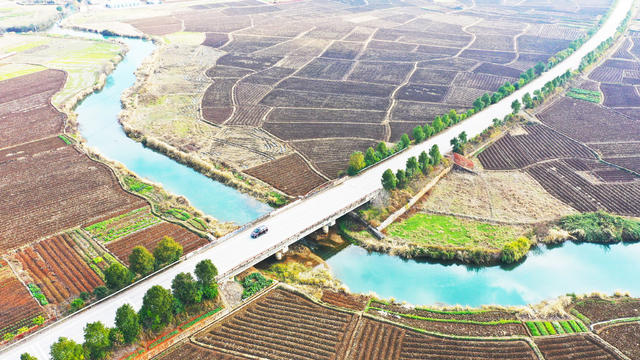 田园  翻耕  阡陌  画卷