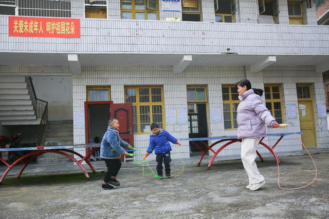 教学点 教育 坚守 90后青年
青年教师 乡村学校 留守儿童