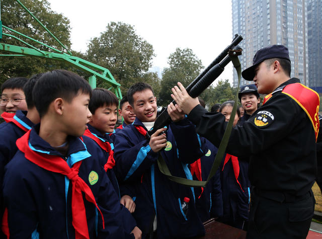 怀铁民警“警察节”迎来小观众