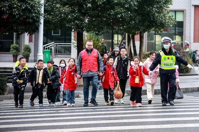 交通安全、上下学、学校、安全教育、交通疏导