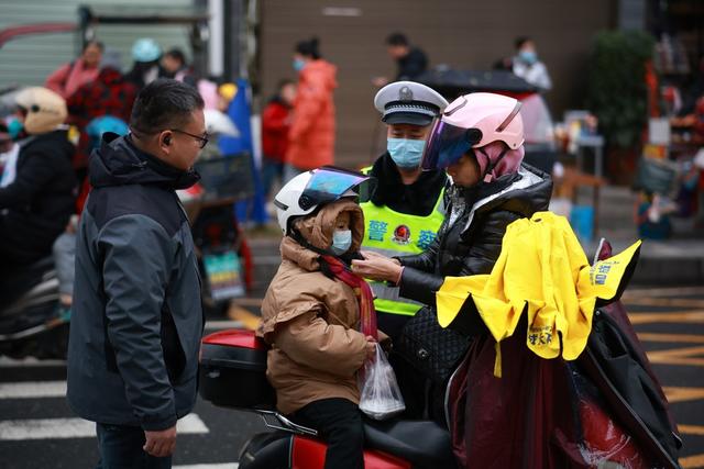交通安全、上下学、学校、安全教育、交通疏导