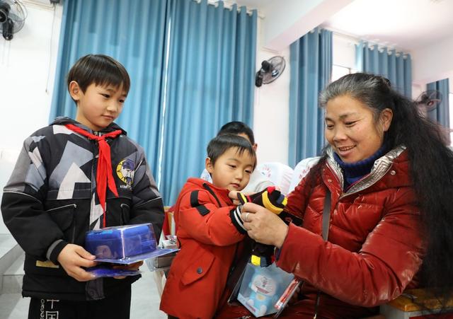 爱心志愿者冬暖山区贫困学子
