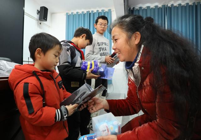 爱心志愿者冬暖山区贫困学子
