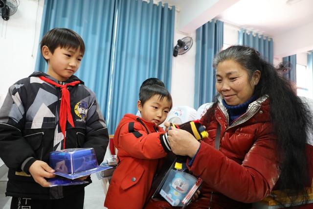 爱心志愿者冬暖山区贫困学子
