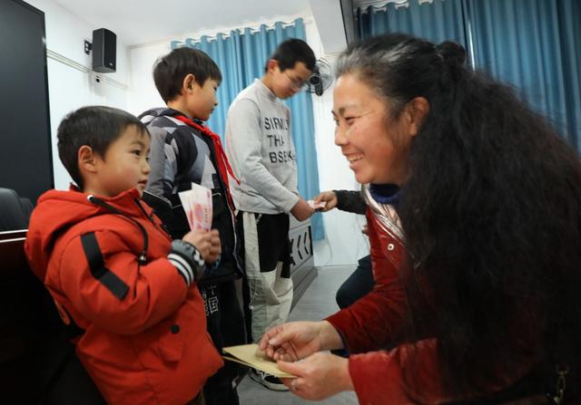 爱心志愿者冬暖山区贫困学子
