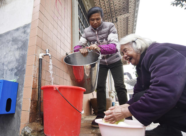 湖南嘉禾：山区村民用上自来水