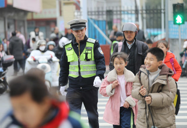 警察节 坚守岗位 护学